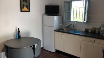 Een koelkast, een oven, een kookplaat, een koffiezetapparaat/waterkoker