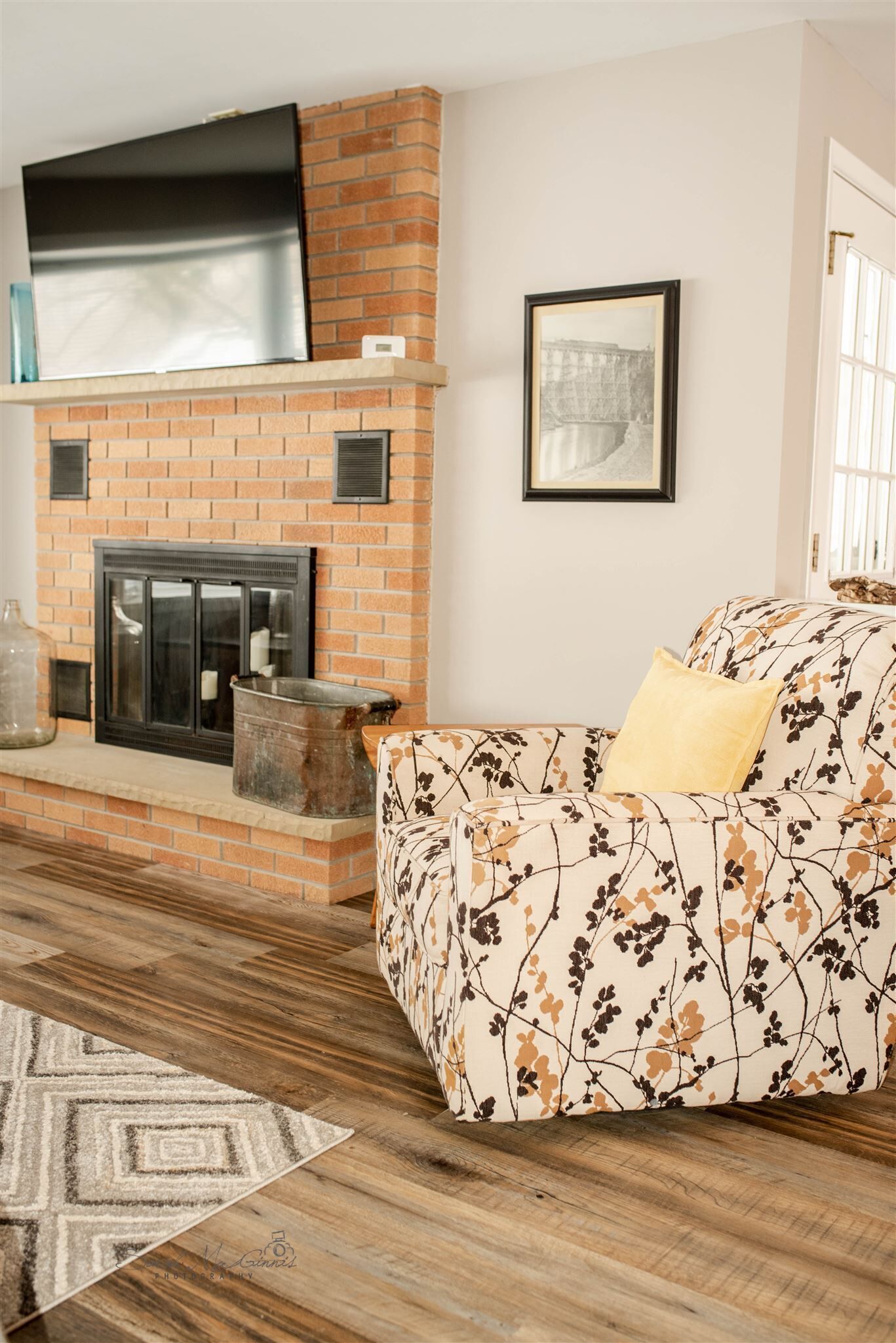 Smart TV, DVD player, table football, ping pong