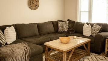 TV connectée, lecteur de DVD, baby-foot, table de tennis de table