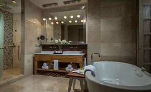 Baignoire, baignoire à jets, sèche-cheveux, serviettes fournies