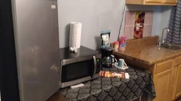 Frigorífico, microondas, cafetera o tetera y tostadora