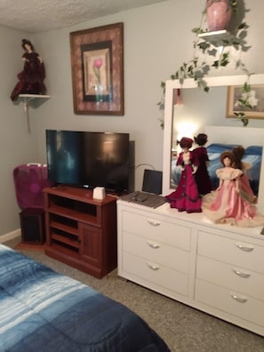 1 bedroom, desk, iron/ironing board, free WiFi - Valerie's Victoria's Small Apartment #1 (Mobile)