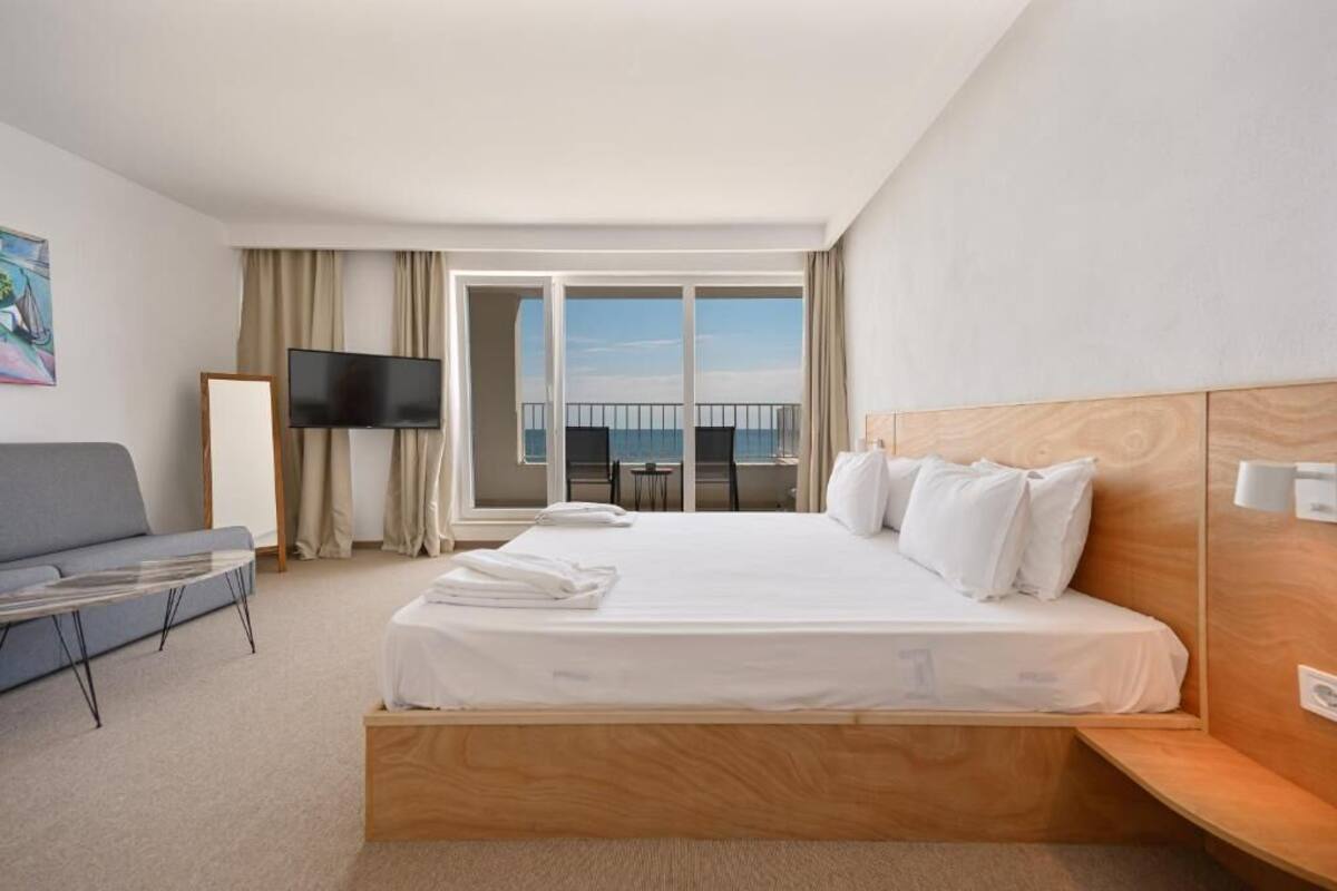 Junior Suite, Sea View (4 people) | Minibar, desk, laptop workspace, soundproofing