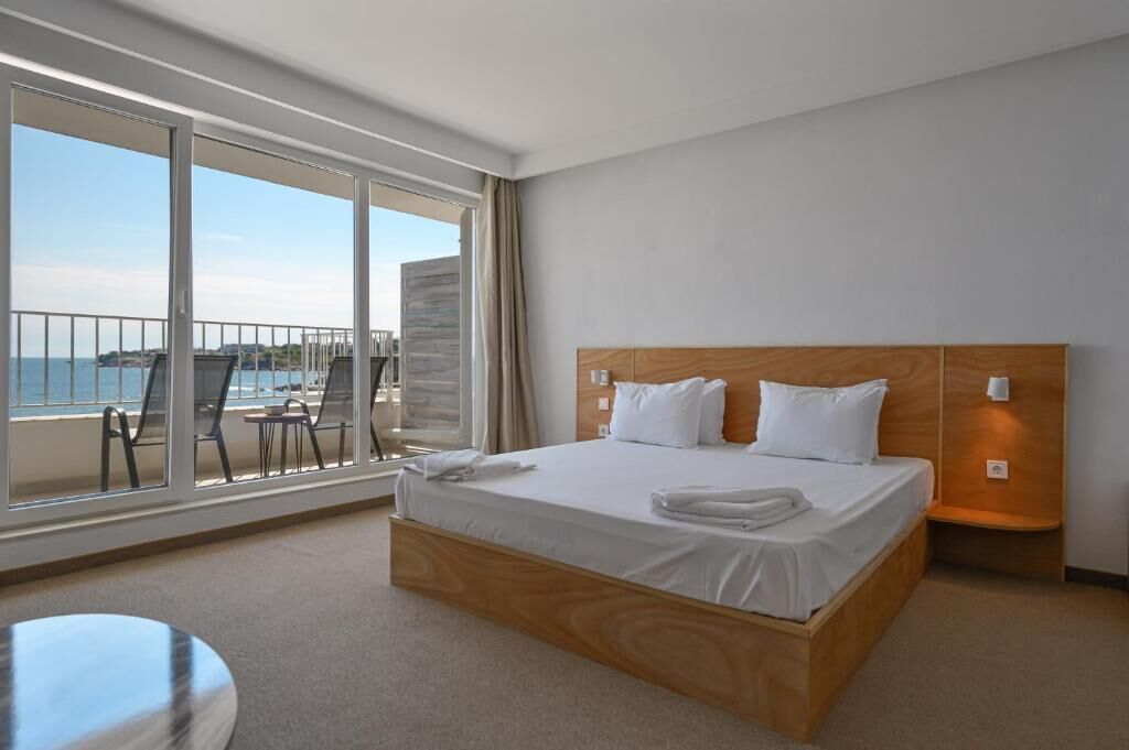 ミニバー、デスク、ノートパソコン用作業スペース、防音設備