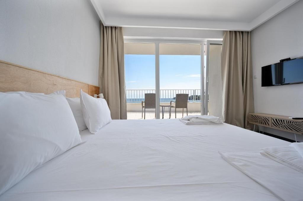 高级套房, 海景 (4 people) | 迷你吧、办公桌、笔记本电脑工作区、隔音