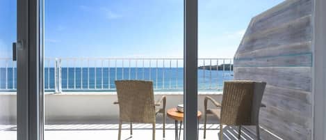 Minibar, skrivebord, skrivebord for bærbar PC og lydisolert