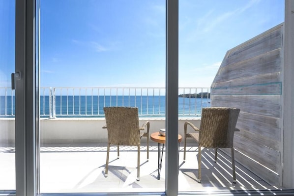 Minibar, desk, laptop workspace, soundproofing