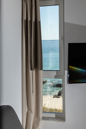 Junior Suite, Sea View (4 people) | Living area | Flat-screen TV - JI Hotel (Sozopol)