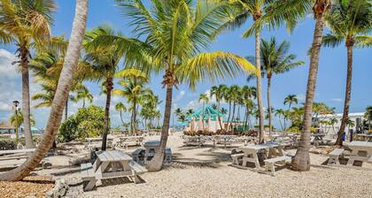 **TIDEWATER VIEWS @ VENTURE OUT** 2BR/2BA Cottage + 35’ Private Slip | 80’ Pool