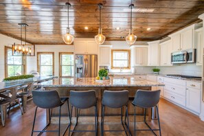 Een oven, een kookplaat, een vaatwasser