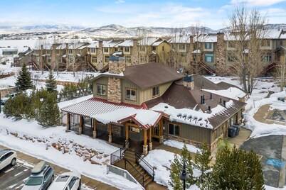 Guest-Favorite Ski Home in Bear Hollow w/ Hot Tub – Sleeps 18 – King/Queen Beds