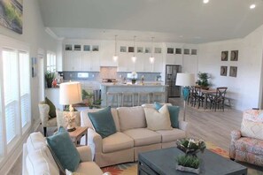 TV - Pelican Wharf, Pool/Hot Tub (Crystal Beach)