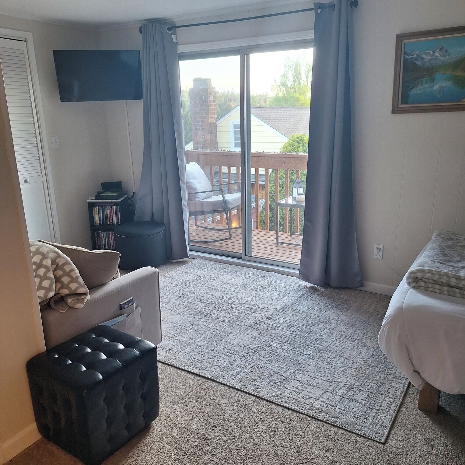 Smart-TV, Kamin, Bücher, Videothek