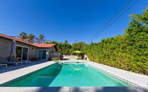 Utomhuspool och uppvÀrmd pool