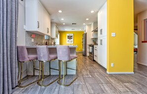 Fridge, microwave, oven, stovetop - Iconic 4-bedroom vacation home, 5 min from Downtown Palm Springs, City ID#4299 (Palm Springs)