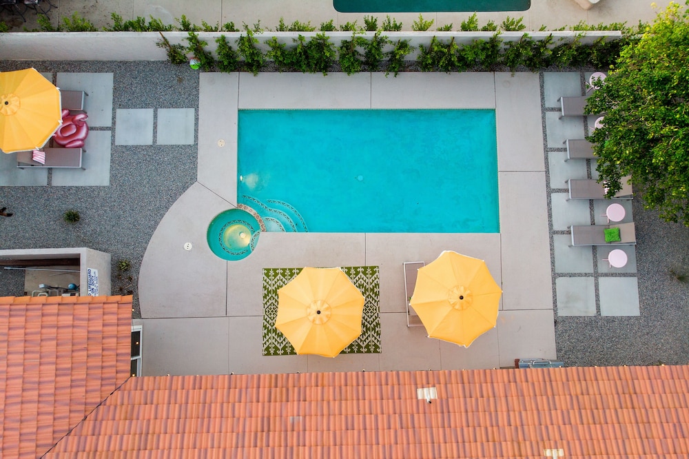 Beautiful and Iconic Palm Springs Living