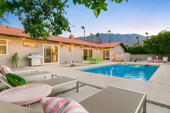 Outdoor pool, a heated pool - Iconic 4-bedroom vacation home, 5 min from Downtown Palm Springs, City ID#4299 (Palm Springs)
