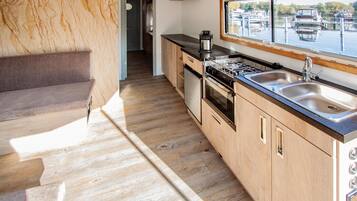 Kühlschrank, Herdplatte, Wasserkocher mit Kaffee-/Teezubehör