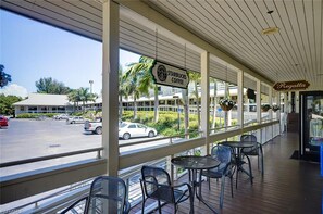 Outdoor dining - South Seas Villa, RARE Washer Dryer in UNIT Newly Renovated-MONTHLY ONLY (Captiva)