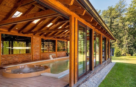 Indoor pool. Nice home in Novo Zvecevo with sauna