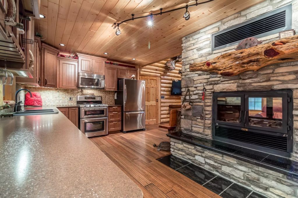 Eagle Camp Lodge - Northwoods Log Home - On Willow Flowage