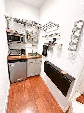 Fridge, microwave, stovetop, coffee/tea maker