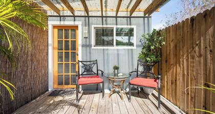 Adorable Modern Studio East - 10 minutes to the beach and 5 minutes to downtown