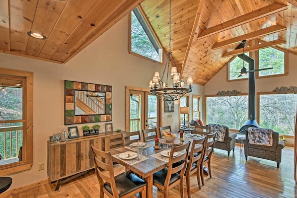 Dining - The Rainbow Lodge- Riverfront, Fiber, HotTub, Fish, DogOK, Game Room, Movie Room (Ellijay)