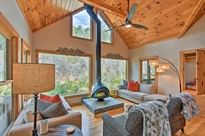 Smart TV, chimenea, videojuegos y reproductor de DVD 