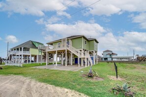 Exterior - A Son of a Sol - Beach Views- 3 bedroom 2 bath sleeps 13. (Crystal Beach)