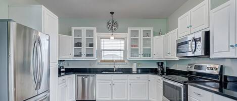 雪櫃、微波爐、焗爐、爐具