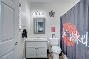 Regadera, secadora de cabello, toallas, papel de baño 