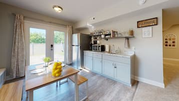 Kühlschrank, Mikrowelle, Wasserkocher mit Kaffee-/Teezubehör, Toaster