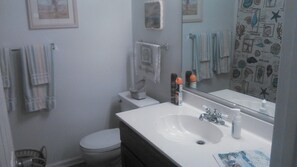 Combined shower/bathtub, hair dryer, towels