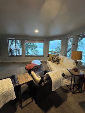 Smart TV, fireplace, foosball, books - Kayaks, SUPs, Hot Tub and Secluded Beach Access (Bellingham)