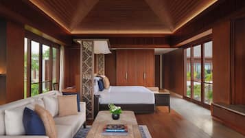 Un dormitorio moderno con una cama grande, un sofá y una mesita de centro.