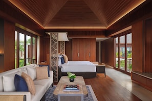 Un dormitorio moderno con una cama grande, un sofá y una mesita de centro.