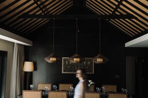 49-inch Smart TV with satellite channels, TV, Netflix - Raffles Bali (Jimbaran)