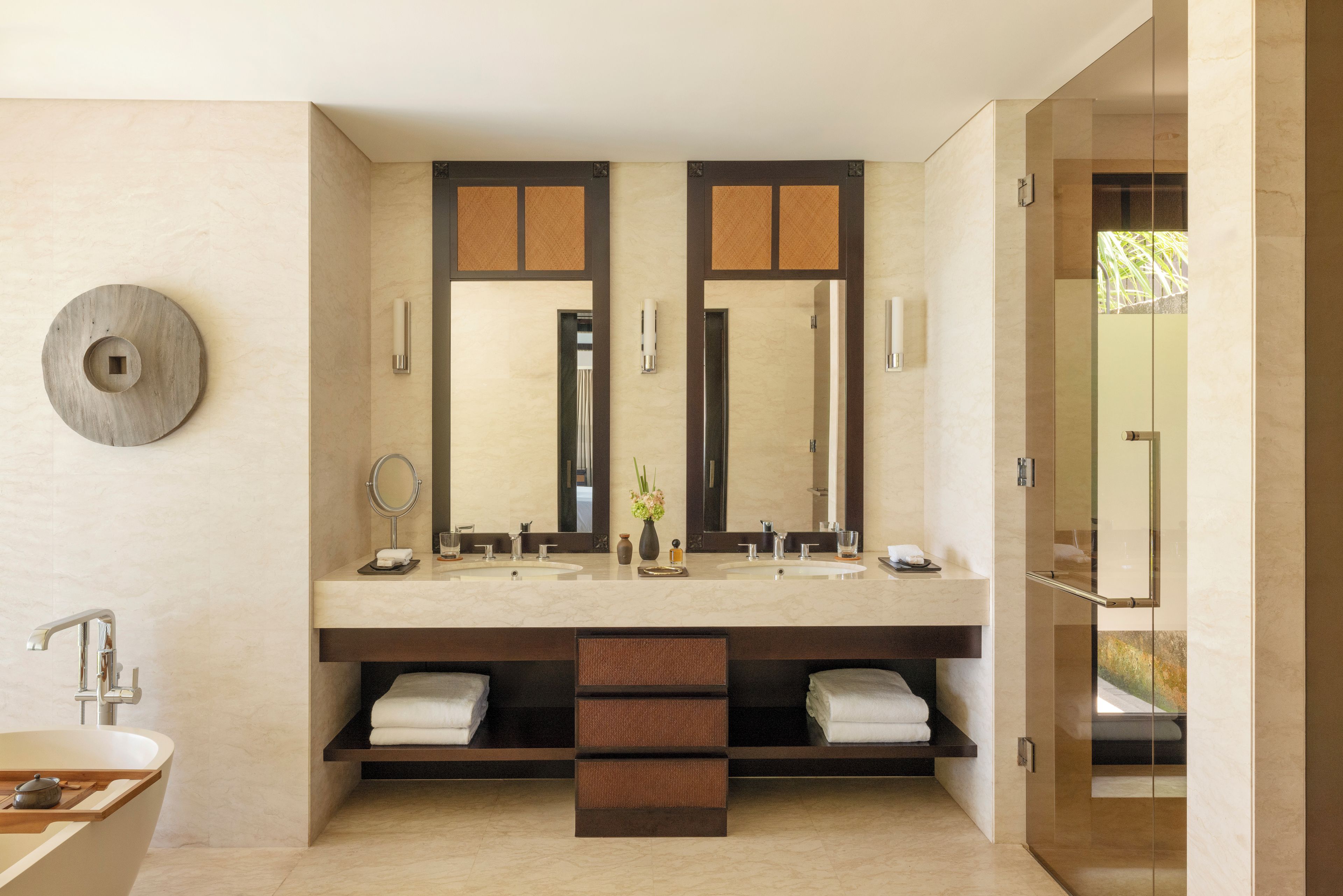 Combined shower/tub, rainfall showerhead, eco-friendly toiletries