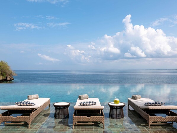 Piscina a l'aire lliure (horari: 06:00-19:00) i cabanes (de pagament)