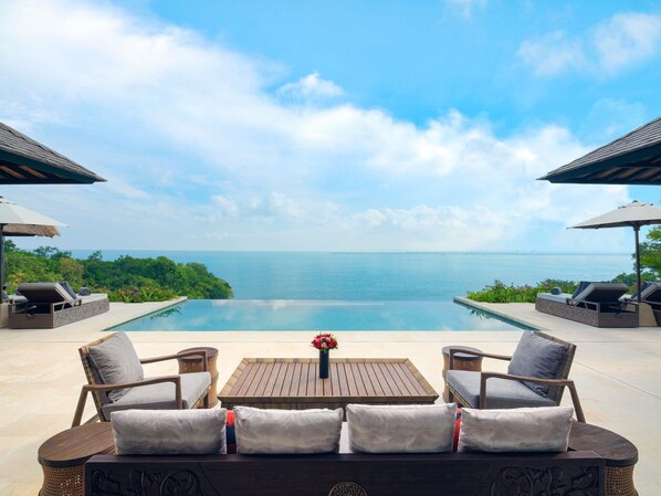 Premium bedding, free minibar, in-room safe, desk