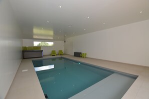 Comfort Cottage | Kolam renang terbuka | Kolam renang tertutup, kolam dipanaskan, kerusi lepak pantai 