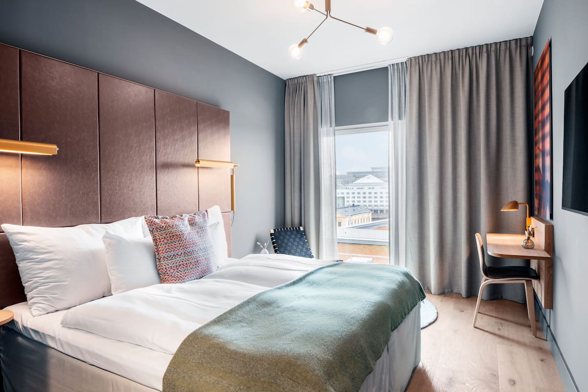 Ropa de cama de alta calidad, edredón, minibar y escritorio
