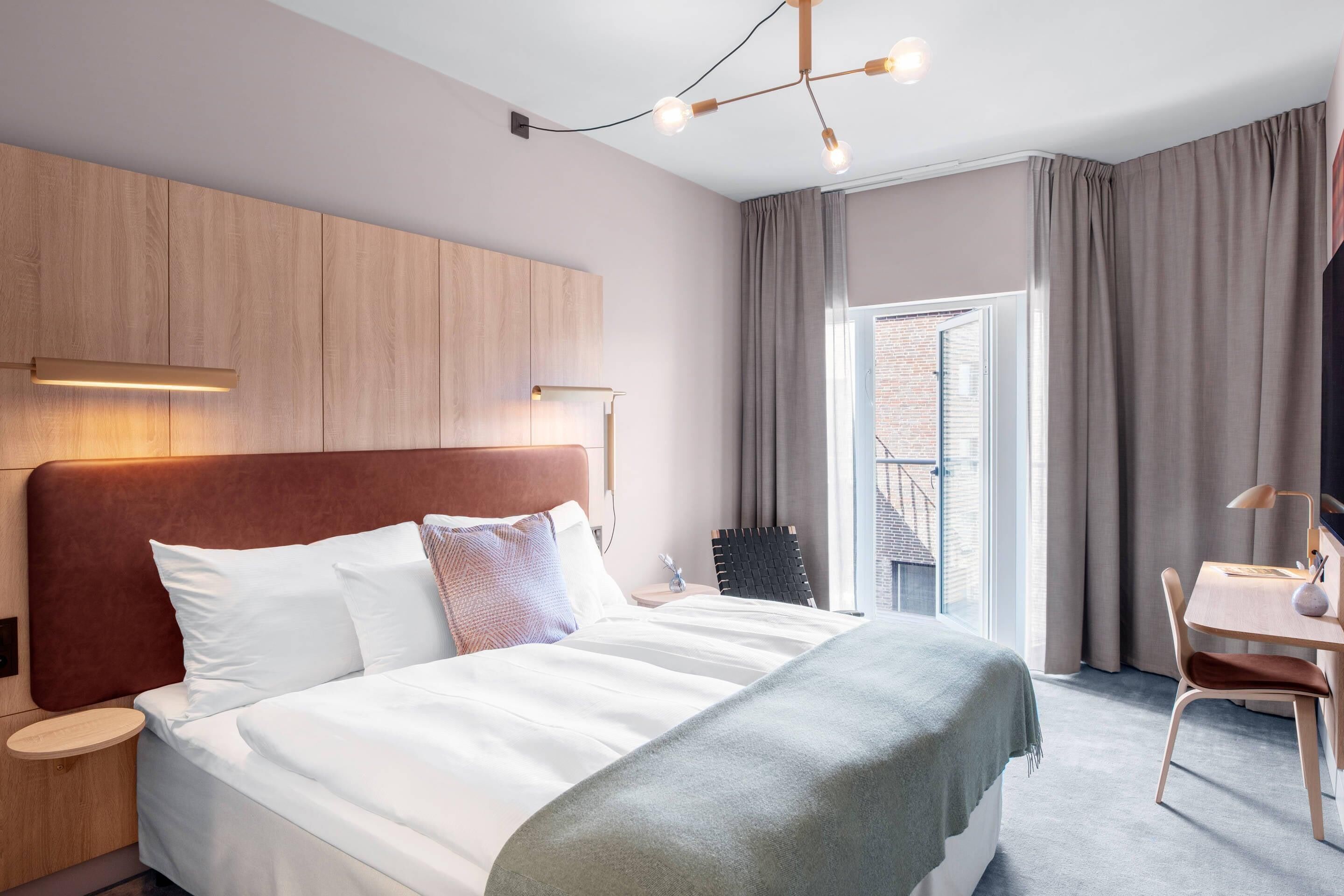 Bộ đồ giường cao cấp, chăn bông, minibar, bàn 