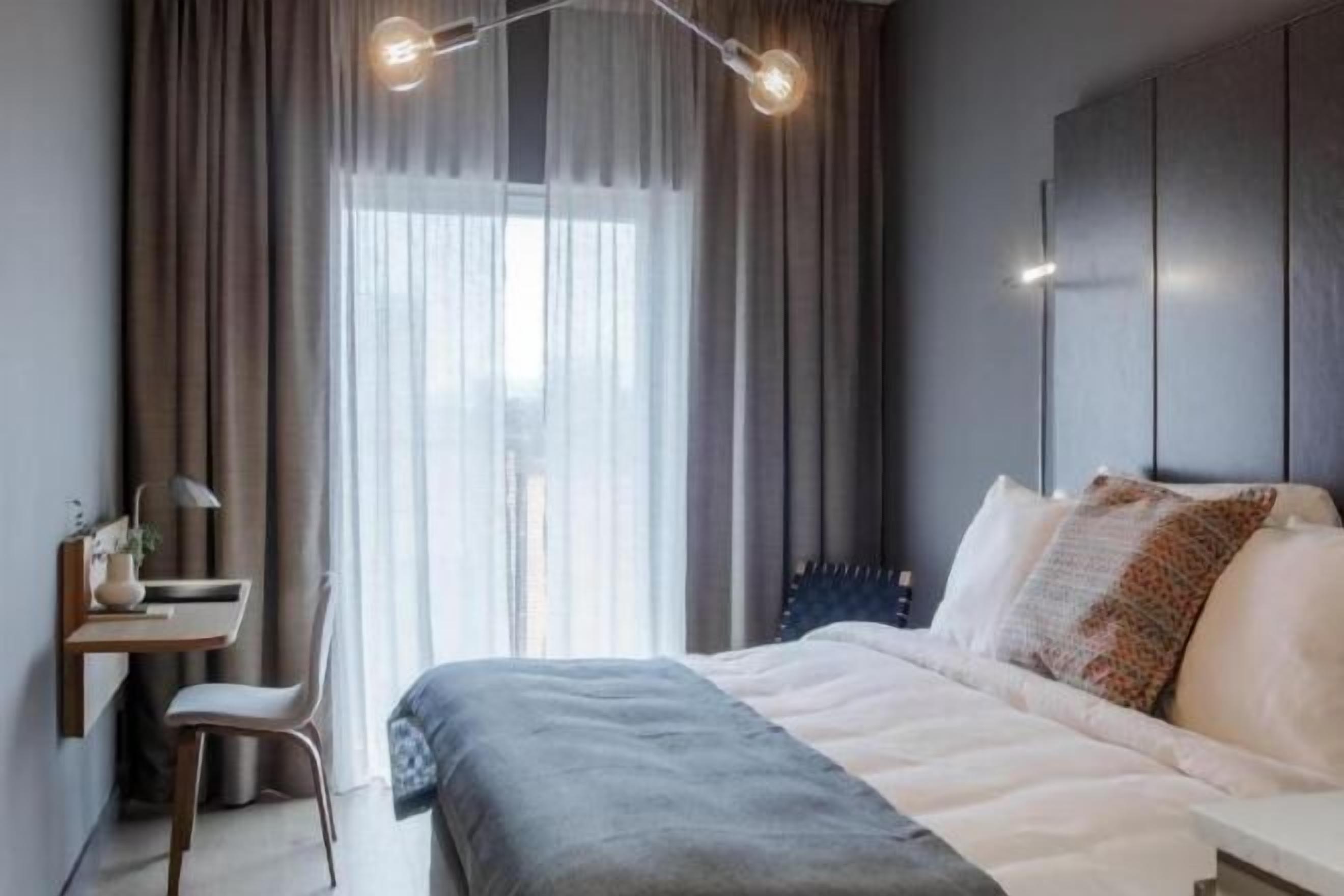Bộ đồ giường cao cấp, chăn bông, minibar, bàn 