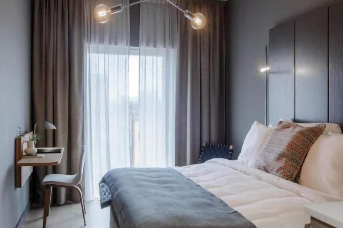 Premium bedding, down comforters, minibar, desk