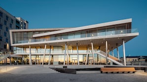 A modern hotel with a prominent entrance, a staircase leading to the upper level, and a clear sky. - Clarion Hotel Sea U (Helsingborg)