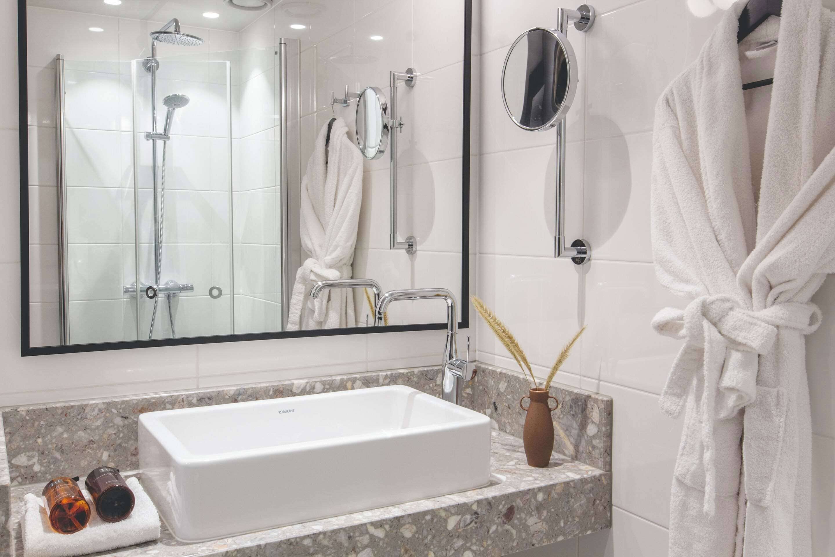 Kahden hengen deluxe-huone | Ylelliset vuodevaatteet, untuvapeitot, minibaari, työpöytä