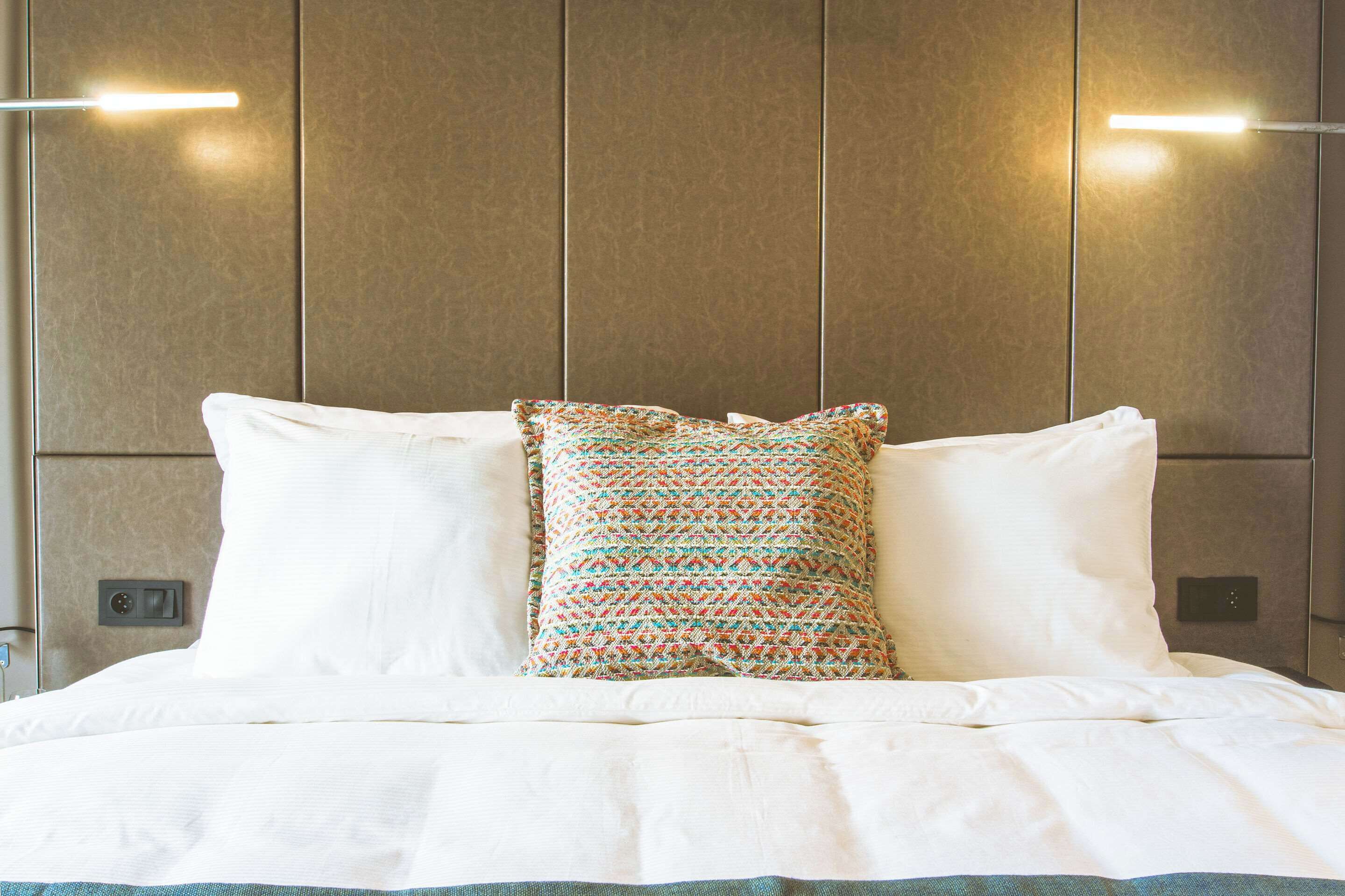 Bộ đồ giường cao cấp, chăn bông, minibar, bàn 