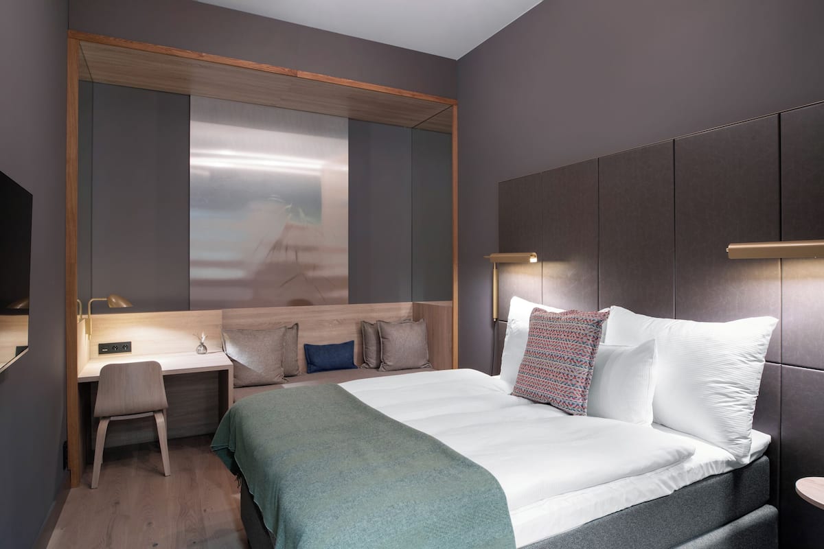 Ropa de cama de alta calidad, edredón, minibar y escritorio